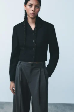 BLAZER ENTALLADA CORTA
