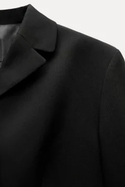BLAZER ENTALLADA CORTA