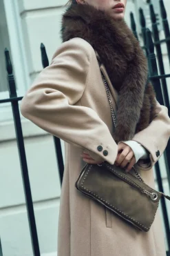 BOLSO ALARGADO TACHAS