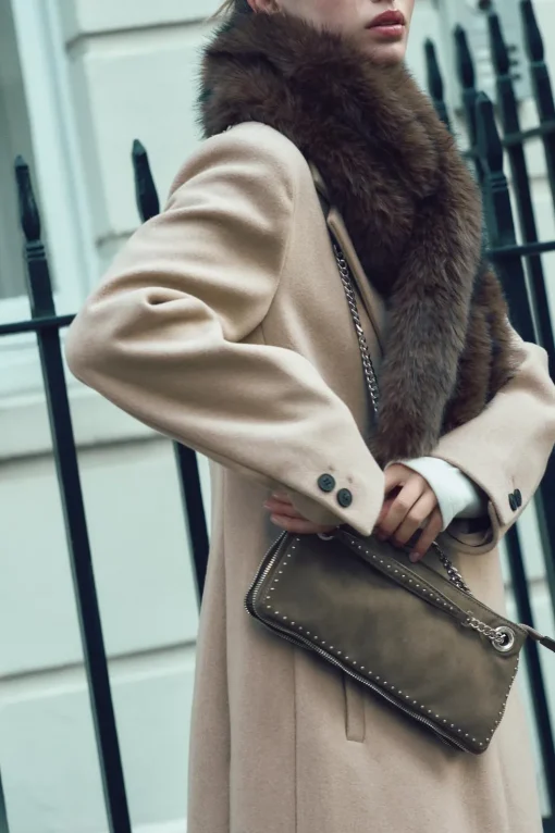BOLSO ALARGADO TACHAS
