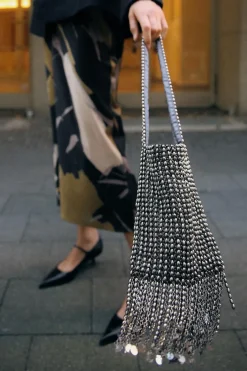 BOLSO DE HOMBRO APLIQUES METÁLICOS