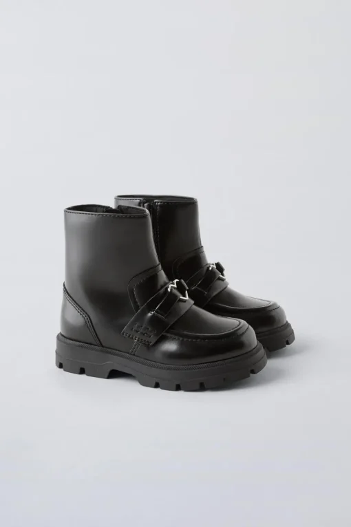 BOTA ADORNO