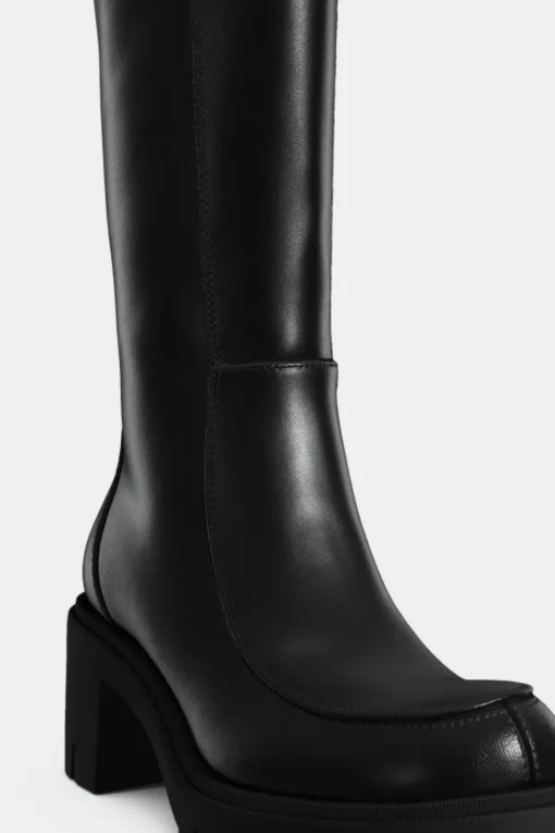 BOTA TACÓN SUELA DENTADA