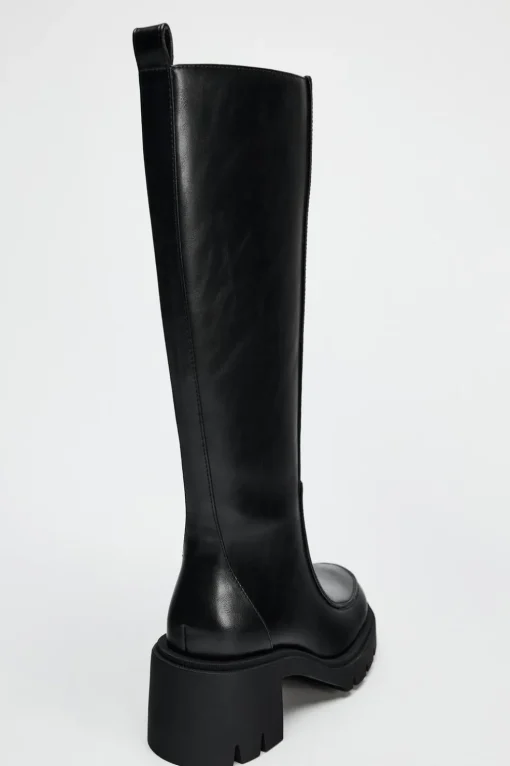 BOTA TACÓN SUELA DENTADA