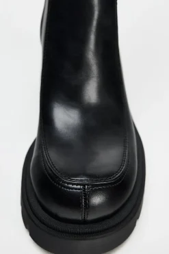 BOTA TACÓN SUELA DENTADA