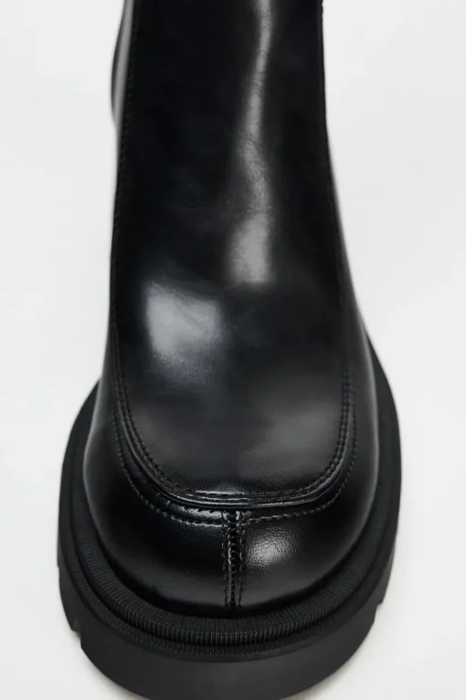 BOTA TACÓN SUELA DENTADA