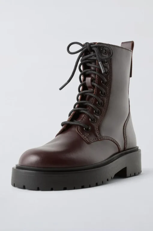 BOTÍN PIEL CORDONES