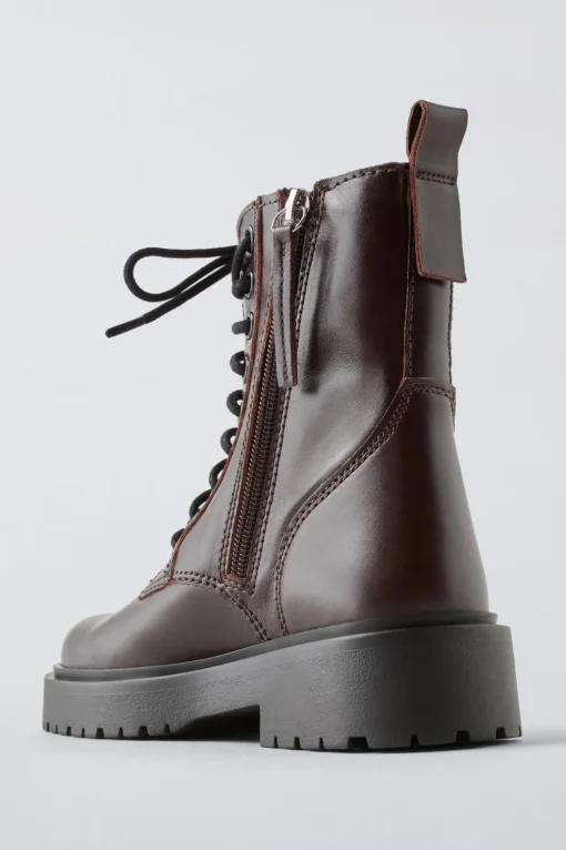 BOTÍN PIEL CORDONES