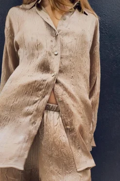 CAMISA SATINADA EFECTO ARRUGADO