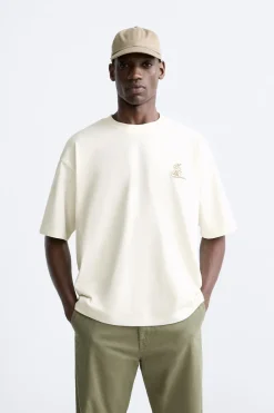CAMISETA BORDADOS CONTRASTE
