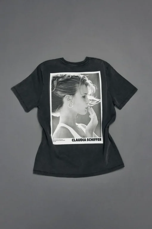 CAMISETA CLAUDIA SCHIFFER LAVADA - PHOTO BY HANS FEURER LICENSED BY TRUNK ARCHIVE