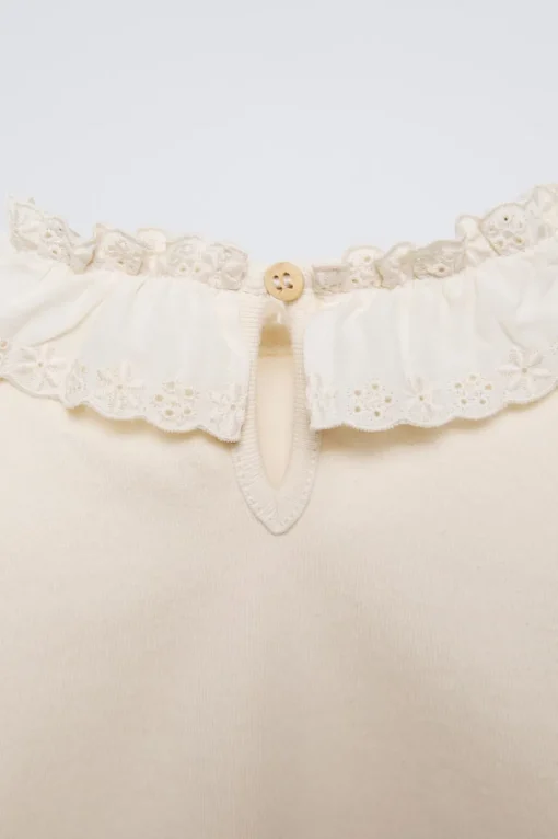 CAMISETA CUELLO BORDADO SUIZO