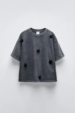 CAMISETA EFECTO LAVADO APLIQUE FLORES