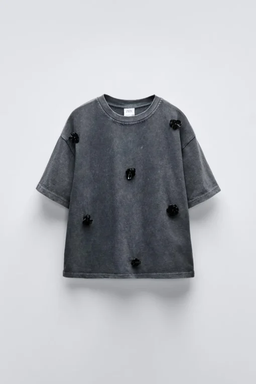 CAMISETA EFECTO LAVADO APLIQUE FLORES