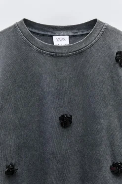 CAMISETA EFECTO LAVADO APLIQUE FLORES