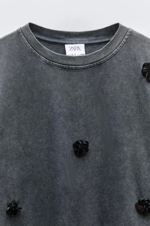 CAMISETA EFECTO LAVADO APLIQUE FLORES