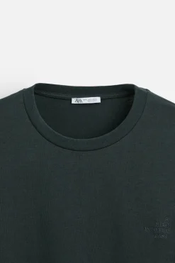 CAMISETA TEXTO BORDADO