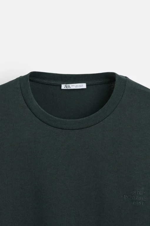 CAMISETA TEXTO BORDADO