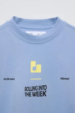 CAMISETA TEXTO ROLLING INTO THE WEEK