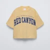 CAMISETA TEXTO VARSITY