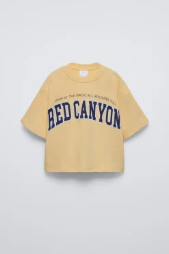 CAMISETA TEXTO VARSITY