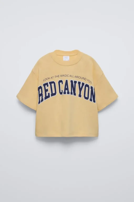 CAMISETA TEXTO VARSITY
