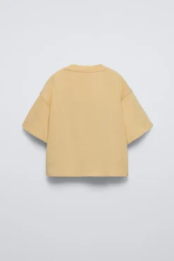 CAMISETA TEXTO VARSITY
