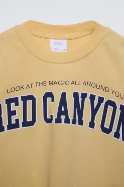 CAMISETA TEXTO VARSITY