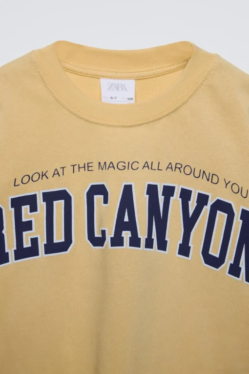 CAMISETA TEXTO VARSITY