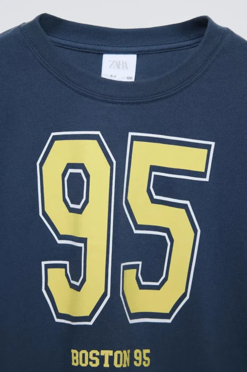CAMISETA VARSITY TEXTO