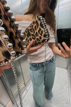 CARTERA BANDOLERA TACHAS