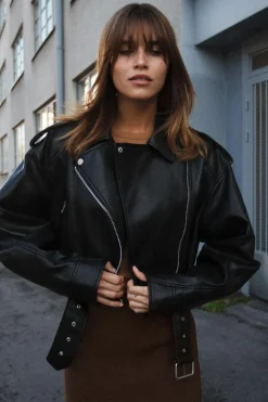 CAZADORA BIKER CROP EFECTO PIEL