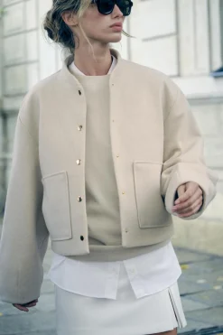CAZADORA BOMBER CORTA BOLSILLOS PLASTRÓN