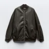 CHAQUETA BOMBER OVERSIZE EFECTO PIEL DESGASTADA
