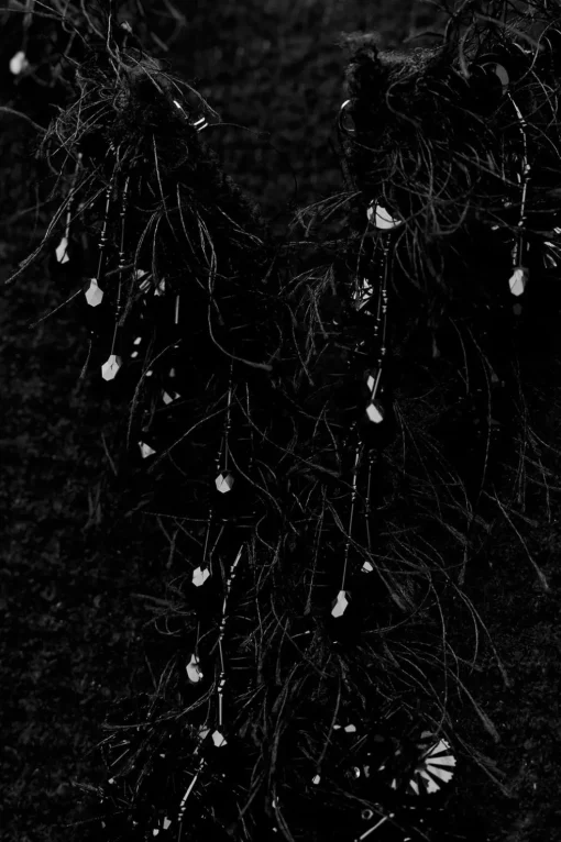 CHAQUETA PUNTO ACABADOS DESFLECADOS ABALORIOS