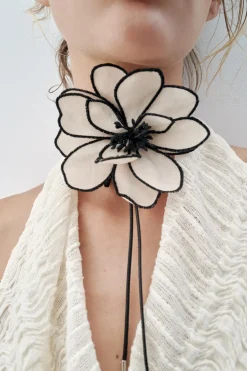 COLLAR CORDÓN FLOR