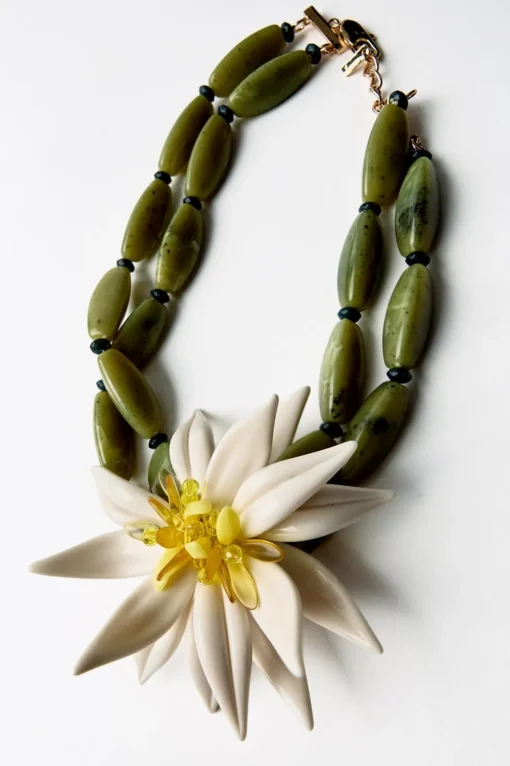 COLLAR FLOR ABALORIOS