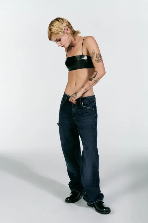 JEANS RECTOS FLORES SATINADAS TIRO ALTO