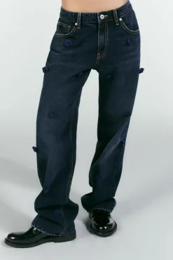 JEANS RECTOS FLORES SATINADAS TIRO ALTO