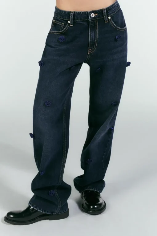 JEANS RECTOS FLORES SATINADAS TIRO ALTO