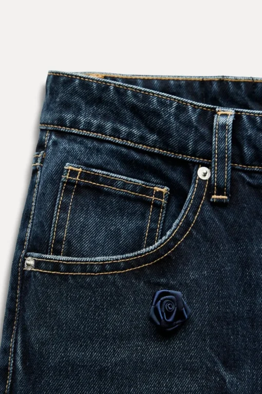 JEANS RECTOS FLORES SATINADAS TIRO ALTO