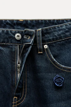 JEANS RECTOS FLORES SATINADAS TIRO ALTO