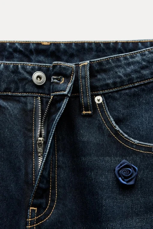 JEANS RECTOS FLORES SATINADAS TIRO ALTO