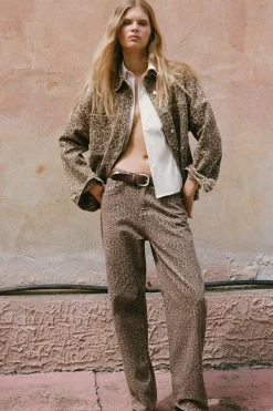 JEANS TRF RELAXED ESTAMPADO ANIMAL TIRO ALTO