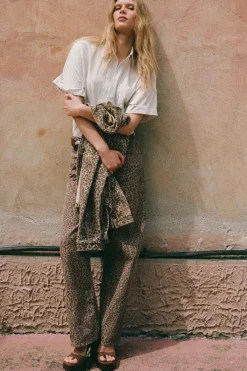JEANS TRF RELAXED ESTAMPADO ANIMAL TIRO ALTO