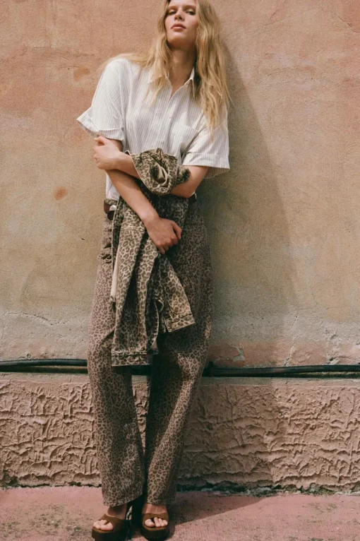 JEANS TRF RELAXED ESTAMPADO ANIMAL TIRO ALTO