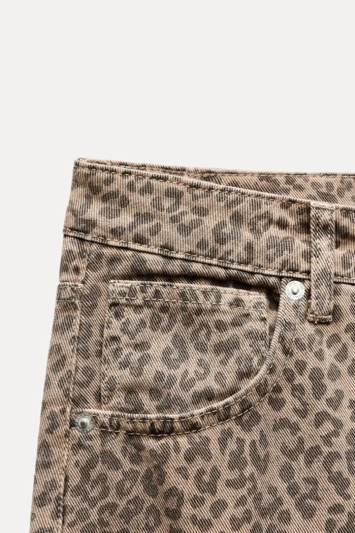 JEANS TRF RELAXED ESTAMPADO ANIMAL TIRO ALTO