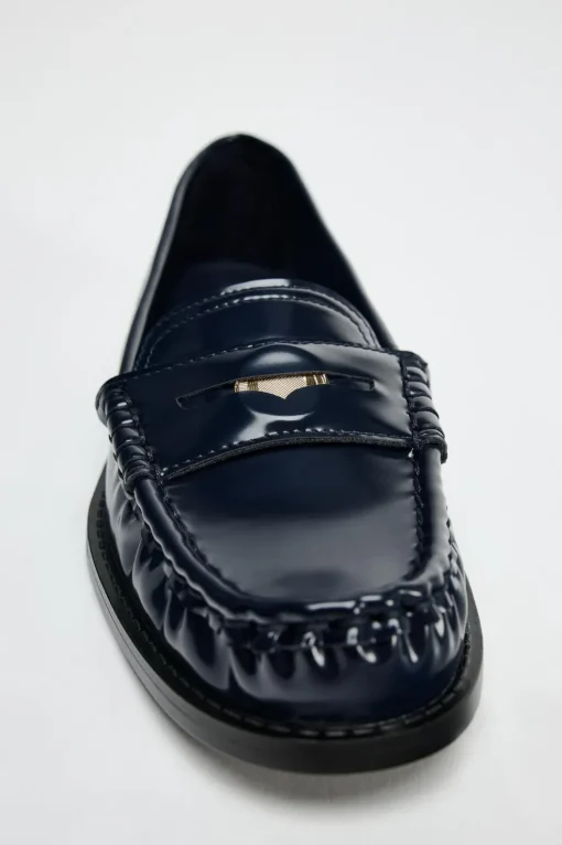 MOCASÍN FRUNCIDO DETALLE METÁLICO