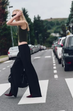 PANTALÓN ANCHO BAJO ABERTURAS