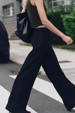 PANTALÓN ANCHO BAJO ABERTURAS